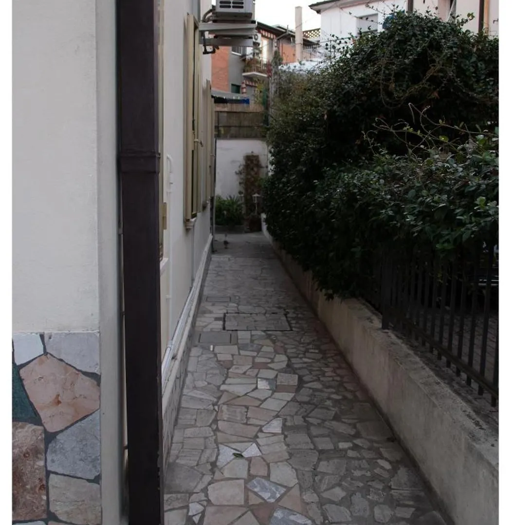 “Al 57”…. A Quiet Corner In Ferrara Apartment